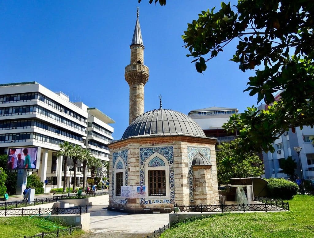 Konak Cami - İzmir’de Gezilecek Yerler Listesi