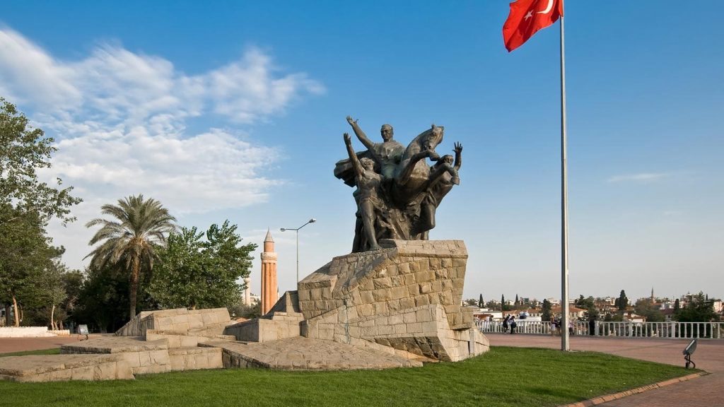 Cumhuriyet Meydanı - Antalya’da Gezilecek Yerler - En İyi 50 Yer