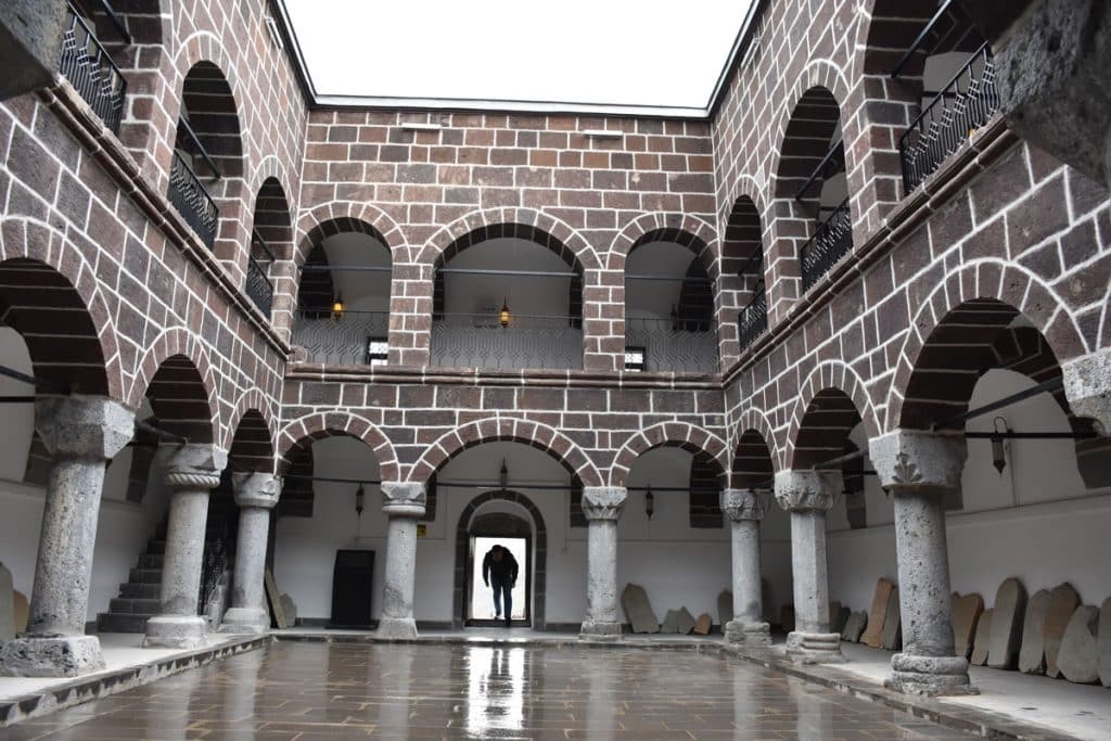 Hakkari Meydan Medresesi - Hakkari Gezilecek Yerler