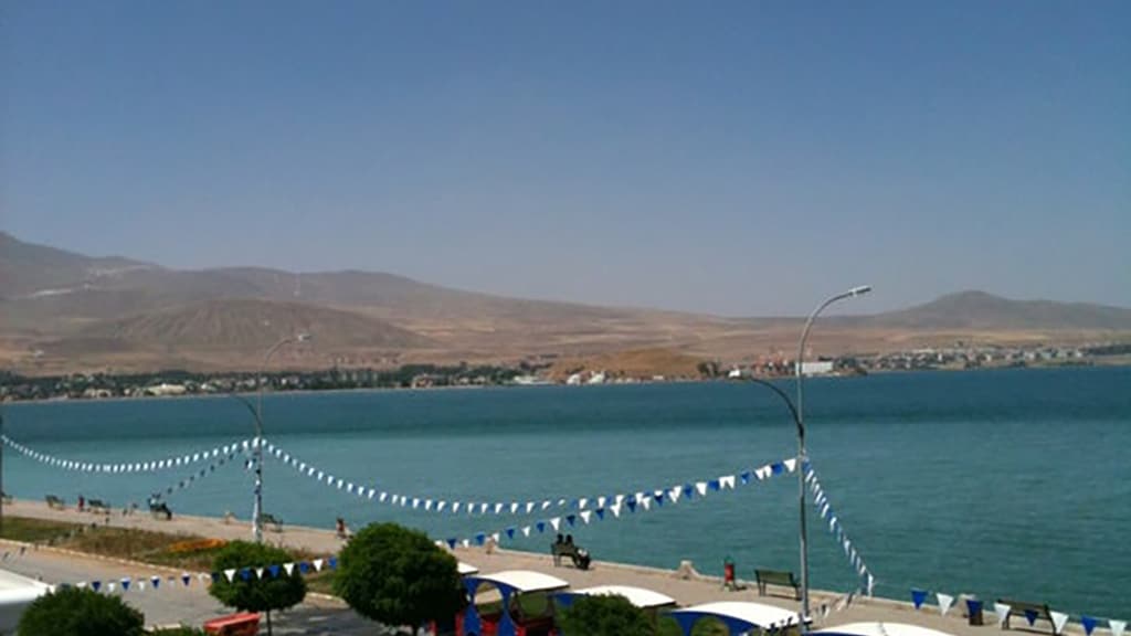 Tatvan Sahil Parkı - Bitlis Gezilecek Yerler