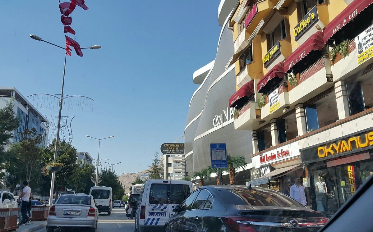 Cumhuriyet Caddesi - Van'da Gezilecek Yerler Listesi - En İyi 25 Yer