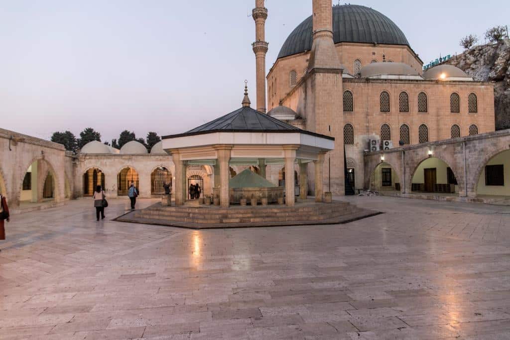 Mevlid-i Halil Camii ve Mağarası - Şanlıurfa'da Gezilecek Yerler Listesi - En İyi 40 Yer
