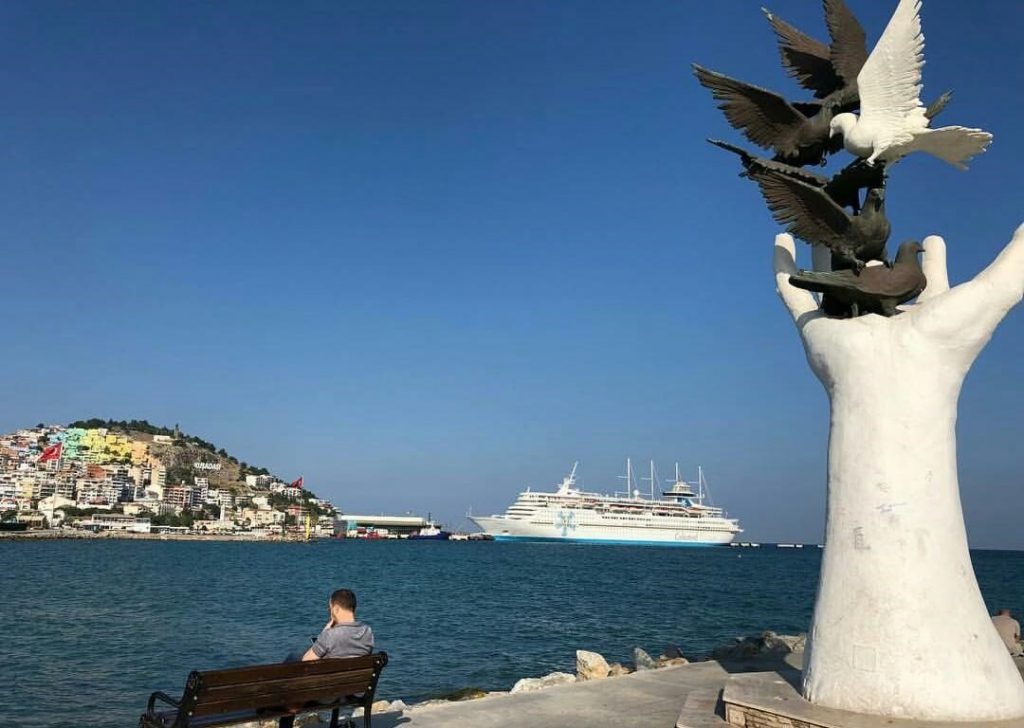 El Heykeli - Kuşadası Gezilecek Yerler
