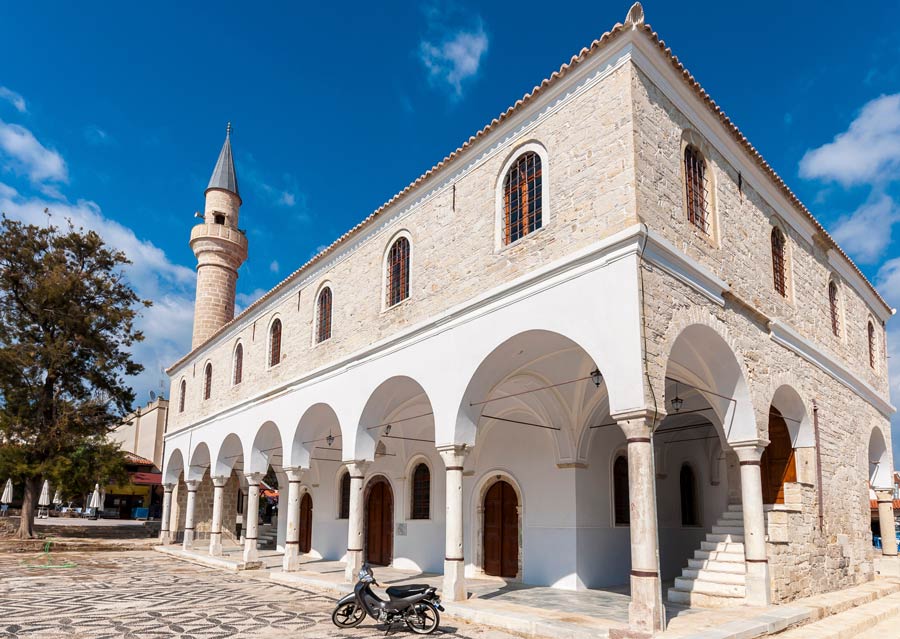 Pazaryeri Camii (Ayios Konstantinos Kilisesi) - Alaçatı’da Gezilecek Yerler Listesi – En İyi 30 Yer
